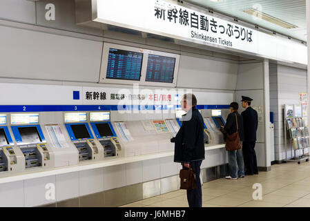 Fahrkartenautomaten für Shinkansen-Züge am Bahnhof Mishima automatisiert. Stockfoto