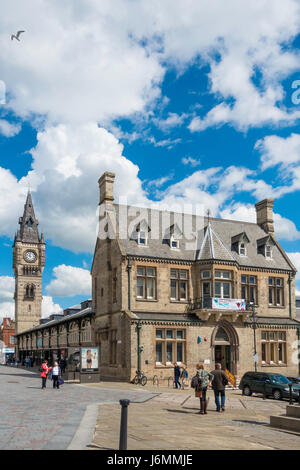 Victorian überdachte Markt und Clock Tower West Row Darlington Co. Durham UK in der Frühlingssonne Stockfoto