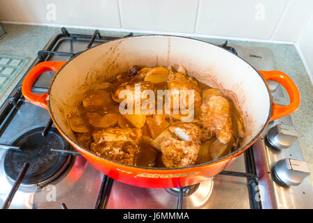 Marokkanischer Fisch Auflauf oder Tagine Samak aus weißen Rüben und Termine gekocht in Chermoula einer würzigen Marinade mit Kabeljau Steaks Garen im Dampf an der Spitze Stockfoto