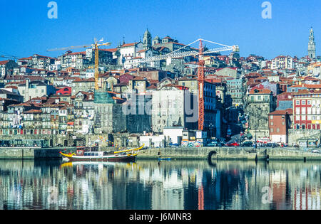 Ausflugsboote, gesponsert von den Hafenunternehmen in Porto, Portugal, auf dem Fluss-Dom. Stockfoto