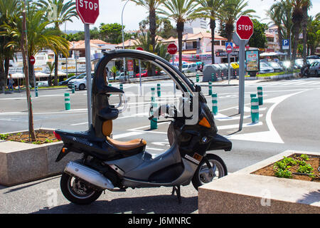 Ein silberne überdachte B.M.W Motorroller Parken auf der Straße in Playa Las Americas in der Kanarischen Insel Teneriffa Stockfoto