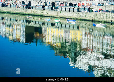 Ausflugsboote, gesponsert von den Hafenunternehmen in Porto, Portugal, auf dem Fluss-Dom. Stockfoto