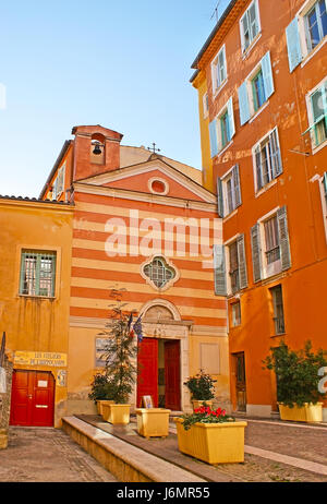 Die kleine Kapelle St. Elisabeth ist versteckt zwischen ockerfarbenen Häusern in der Altstadt von Villefranche-sur-Mer, Frankreich Stockfoto