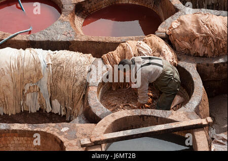 Fes, Marokko - 20. Februar 2017: Unbekannte Männer arbeiten innerhalb der Farbe Löcher in der berühmten Chouara Gerberei in der Medina von Fes. Stockfoto