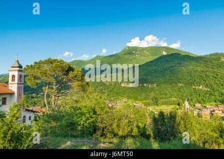 Besano, Italien. Ausgangspunkt für die italienische Seite des Mount San Giorgio. Die Gegend ist für die Entdeckung der Fossilien zum UNESCO-Weltkulturerbe Stockfoto