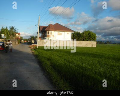 Ein Foto aus dem Jahr 1983, das die Kirche Santo Cristo Norte Sur in Gapan City, Philippinen, zeigt. Die Kirche ist ein bekanntes Wahrzeichen und dient als Zentrum für gemeinschaftliche und religiöse Aktivitäten. Stockfoto