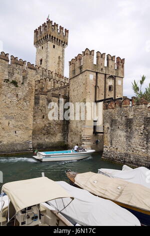 SIRMIONE, Italien - 31 Juli: Boote vor Scaliger Burg am 31. Juli 2016 in Sirmione, Italien. Stockfoto