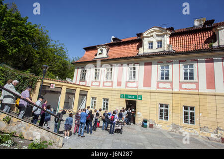 Touristen warten vor der unteren Prager Standseilbahn Bahnhof Ujezd Mala Strana Prag Stockfoto