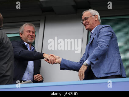 Chelsea-Besitzer Roman Abramovich (links) schüttelt Hände mit ehemaligen Chelsea-Trainer Claudio Ranieri auf der Tribüne vor dem Premier League-Spiel an der Stamford Bridge, London. Stockfoto