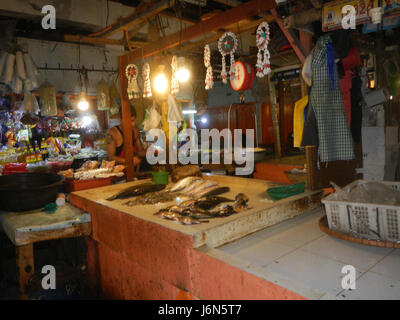 Das Bild vom Pampanga Markt in der Juan Luna Street in Gagalangin, Tondo, Manila, fängt eine geschäftige Marktszene ein. Bekannt für seine lebhafte Atmosphäre, ist diese Gegend ein Drehkreuz für lokale Geschäfte und soziale Aktivitäten. Stockfoto
