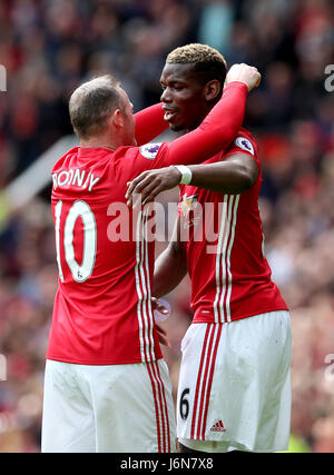 Manchester United Paul Pogba (rechts) feiert Tor seiner Mannschaft zweite des Spiels mit Teamkollege Manchester Uniteds Wayne Rooney (links) während der Premier-League-Spiel im Old Trafford, Manchester. PRESSEVERBAND Foto. Bild Datum: Sonntag, 21. Mai 2017. Vgl. PA Geschichte Fußball Man Utd. Bildnachweis sollte lauten: Martin Rickett/PA Wire. Einschränkungen: EDITORIAL verwenden nur keine unbefugten Audio, Video, Daten, Spielpläne, Verbandsliga/Logos oder "live"-Dienste. Im Spiel Onlinenutzung beschränkt auf 75 Bilder, keine video Emulation. Keine Verwendung in Wetten, Spiele oder einzelne Liga Vereinsspieler publi Stockfoto