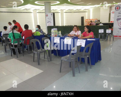 Dieses Bild zeigt eine Blutspendeaktion, die vom philippinischen Roten Kreuz in SM City Baliuag organisiert wurde und die Bedeutung von Blutspenden als medizinisches Verfahren für Spenden unterstreicht und die Bemühungen um die öffentliche Gesundheit unterstützt. Stockfoto