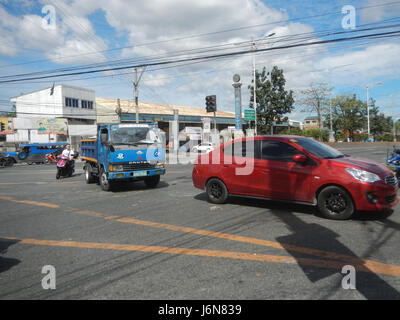 Dieser Eintrag bezieht sich auf einen Abschnitt der A. Mabini Street in Caloocan City, der sich entlang der C-24 Road befindet, wo sich verschiedene Gebäude und Infrastrukturen befinden. Dieses Gebiet ist ein bemerkenswerter Teil der Stadtlandschaft von Caloocan. Stockfoto