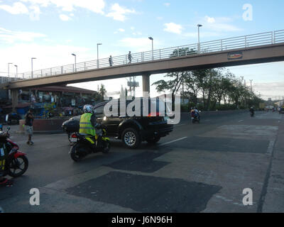 0670 Fußgänger Fußgängerbrücke Pier 18 c-2 Capulong Marcos Straße radialen Straße 17 Tondo Manila Stockfoto