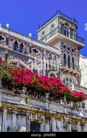 Niedliche Altbau mit Blumen auf der zweiten Etage Stockfoto