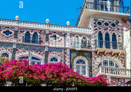 Niedliche Altbau mit Blumen auf der zweiten Etage Stockfoto