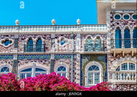 Niedliche Altbau mit Blumen auf der zweiten Etage Stockfoto