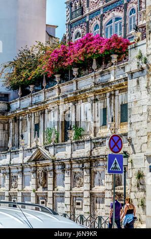 Niedliche Altbau mit Blumen auf der zweiten Etage Stockfoto