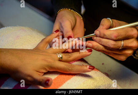 Niedliche Nagel Arbeit in der Prozess-, feine Maniküre Stockfoto