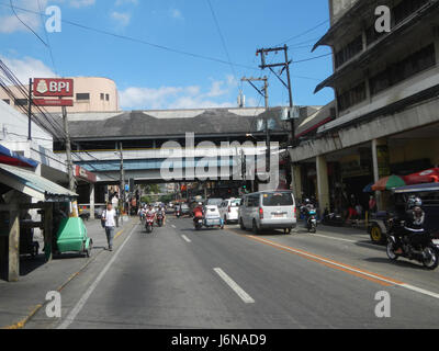 Dieses Foto zeigt die Tayuman Street in Santa Cruz, Tondo, Manila. Das Bild erfasst urbane Elemente wie Gebäude, Straßen und den lokalen Verkehr und veranschaulicht das tägliche Leben in diesem geschäftigen Viertel von Manila. Es bietet einen Einblick in die städtische Umgebung der Gegend. Stockfoto