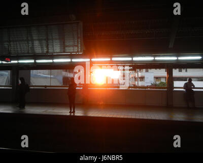 Dieser Eintrag bezieht sich auf die Fußgängerbrücke in der Tondo-Gegend von Manila, die verschiedene lokale Straßen wie Juan Luna, Capulong und Pritil verbindet und eine sichere Durchfahrt durch geschäftige Bereiche der Stadt bietet. Stockfoto