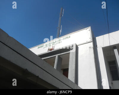 Der Sentenaryo Municipal Hall Komplex in Bustos, Bulacan, dient als bedeutendes Verwaltungszentrum und spiegelt die lokale Verwaltung und den architektonischen Stil der Region wider. Stockfoto