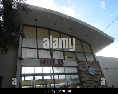 Dieses Bild zeigt die Hulo Acqua Private Residences, ein luxuriöses Wohngebiet in der Nähe des Pasig River in Mandaluyong City, mit einer nahe gelegenen Fähre für einfachen Transport. Stockfoto