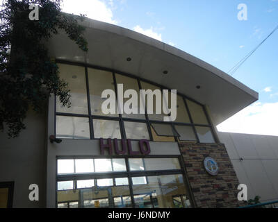 Die Hulo Acqua Private Residences am Pasig River in Mandaluyong City bieten luxuriöse Wohnräume mit modernen Annehmlichkeiten. Das nahe gelegene Fährsystem bietet Einwohnern und Besuchern einen bequemen Transport und trägt so zur Erreichbarkeit und Stadtentwicklung der Gegend bei. Stockfoto