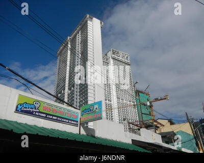 Hulo Acqua Private Residences in Mandaluyong City bietet exklusive Wohnräume. Das Wohngebiet liegt in der Nähe der Fähre zum Coronado Pasig River und bietet eine einzigartige urbane Erfahrung mit leichtem Zugang zum Fluss und seiner malerischen Aussicht. Die Entwicklung betont moderne Annehmlichkeiten und gehobenes Wohnen. Stockfoto