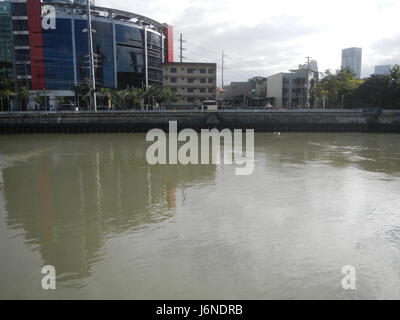 Hulo Acqua Private Residences ist ein Wohnkomplex in Mandaluyong City, in der Nähe des Flusses Pasig. Es bietet moderne Unterkünfte mit leichtem Zugang zur Coronado Pasig River Ferry, eine beliebte Transportmöglichkeit. Stockfoto