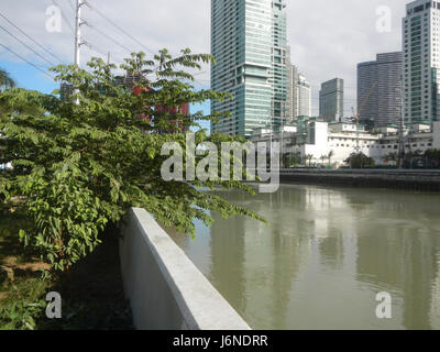 Hulo Acqua Private Residences ist eine Wohnsiedlung in der Nähe des Pasig River in Mandaluyong City, die luxuriöses Wohnen mit bequemem Zugang zum Fährservice und städtischen Annehmlichkeiten bietet. Stockfoto
