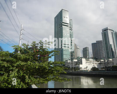 Ein Foto mit Hulo Acqua Privatresidenzen in der Nähe der Coronado Gegend, mit Blick auf die Pasig River Fähre in Mandaluyong City, die das städtische Leben und das Verkehrsnetz unterstreicht. Stockfoto