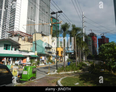 Die Hulo Acqua Private Residences befinden sich in Mandaluyong City, Philippinen, in der Nähe des Pasig River. Dieser Wohnkomplex ist Teil der städtischen Entwicklung der Region und bietet einen malerischen Blick auf den Fluss. Die nahe gelegenen Fährverbindungen sind leicht zu erreichen. Stockfoto