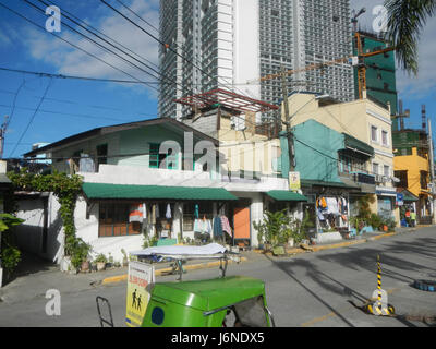 Hulo Acqua Private Residences, in der Nähe des Pasig River in Mandaluyong City gelegen, ist ein modernes Wohngebiet mit leichtem Zugang zur Coronado Pasig River Fähre. Die Residenzen bieten urbanes Leben mit malerischem Blick auf den Fluss und bequeme Transportmöglichkeiten. Stockfoto