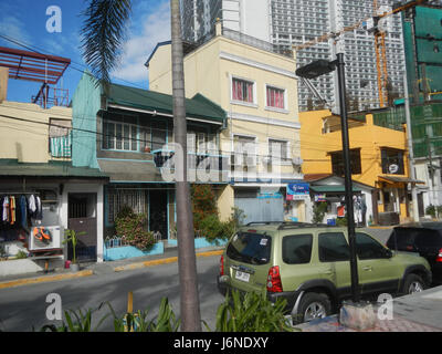 Dieses Bild zeigt Hulo Acqua Private Residences in Mandaluyong City, Philippinen, in der Nähe der Pasig River Ferry, und zeigt städtische Entwicklung und modernes Leben in einer großstädtischen Umgebung. Stockfoto
