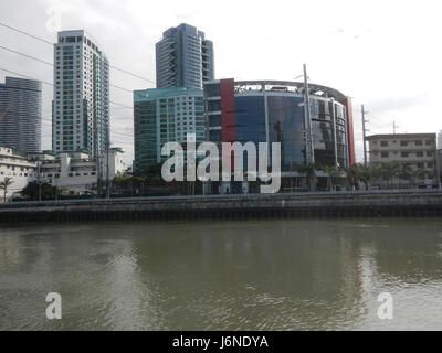 Die Hulo Acqua Private Residences sind ein modernes Wohngebiet in der Nähe der Coronado Pasig River Fähre in Mandaluyong City. Es bietet gehobenes Wohnen mit bequemem Zugang zu Verkehrsmitteln und Annehmlichkeiten. Stockfoto