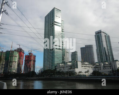 Blick auf Hulo Acqua Private Residences in der Nähe der Pasig River Fähre in Mandaluyong City, Philippinen. Stockfoto