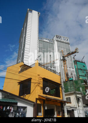 Dieser Eintrag bezieht sich auf die Hulo Acqua Private Residences in Mandaluyong City in der Nähe des Flusses Pasig, einem Wohnkomplex mit privaten Wohnräumen. Stockfoto