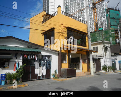 Hulo Acqua Private Residences ist ein moderner Wohnkomplex in Mandaluyong City am Pasig River auf den Philippinen. Diese Lage bietet luxuriöses Wohnen in einer erstklassigen Gegend mit nahem Zugang zu den Annehmlichkeiten der Stadt. Stockfoto