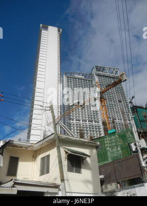 Hulo Acqua Private Residences in Mandaluyong City am Pasig River ist ein moderner Wohnkomplex. Es bietet luxuriöses Wohnen mit malerischem Blick auf den Fluss und Zugang zu wichtigen städtischen Annehmlichkeiten. Stockfoto