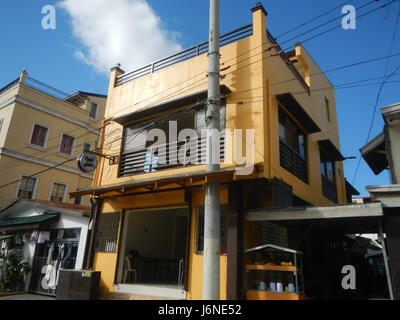 Hulo Acqua Private Residences ist ein luxuriöses Wohngebiet am Pasig River in Mandaluyong City, das gehobenes Wohnen mit malerischer Aussicht auf den Fluss und die umliegenden Stadtgebiete bietet. Stockfoto