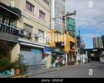 Hulo Acqua Private Residences, gelegen am Pasig Fluss in Mandaluyong City, bietet luxuriöse Wohnräume mit atemberaubendem Flussblick. Es ist ein Beispiel für die moderne Stadtentwicklung in Metro Manila. Stockfoto