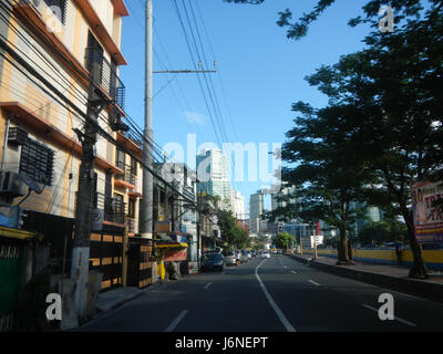 Dieses Bild zeigt die Hulo Acqua Private Residences in Mandaluyong City am Pasig River. Es unterstreicht die moderne Wohnsiedlung in der Gegend und bietet einen Blick auf den Fluss und die umliegende Infrastruktur. Stockfoto