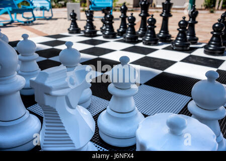 Großen Schachbrett im Freien in einem Innenhof im Harbortown Marina in Jacksonville, Florida, USA. Stockfoto