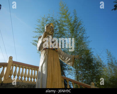 Die Kirche San Isidro Labrador in Muzon, San Jose del Monte City, ist eine religiöse Stätte von historischer Bedeutung. Die Grotte unserer Lieben Frau von La Salette ist ein wichtiges Merkmal der Kirche und zieht Besucher sowohl aus spirituellen als auch aus kulturellen Gründen an. Stockfoto