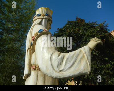 Die Kirche San Isidro Labrador in Muzon, San Jose del Monte City, beherbergt eine Grotte unserer Lieben Frau von La Salette, eine wichtige Wallfahrtsstätte für lokale Katholiken. Stockfoto