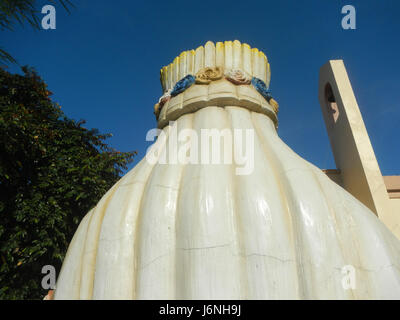 Dieser Titel bezieht sich auf die Kirche San Isidro Labrador in Muzon, San Jose del Monte City, und die Grotte unserer Lieben Frau von La Salette, eine religiöse Stätte von Bedeutung. Stockfoto