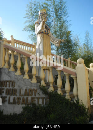 Die Kirche San Isidro Labrador und die Muzon Grotte befinden sich in San Jose del Monte City und bieten religiöse Schreine, die dem Schutzpatron San Isidro und unserer Lieben Frau von La Salette gewidmet sind und als wichtige spirituelle Stätten für die lokale Gemeinde dienen. Stockfoto