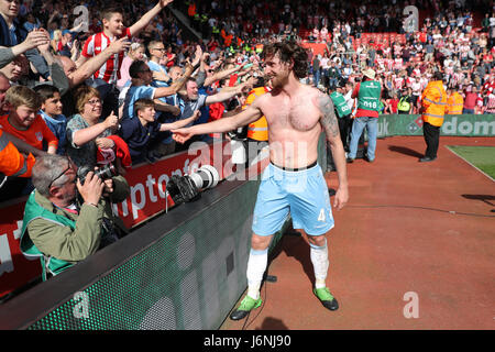 Stoke City Joe Allen feiert mit den Fans nach dem Schlusspfiff in der Premier League match an Str. Marys Stadium, Southampton. Stockfoto