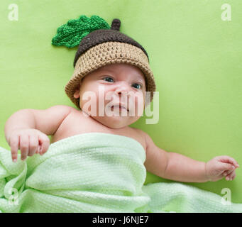 Baby Boy weared in Eichel Hut Stockfoto